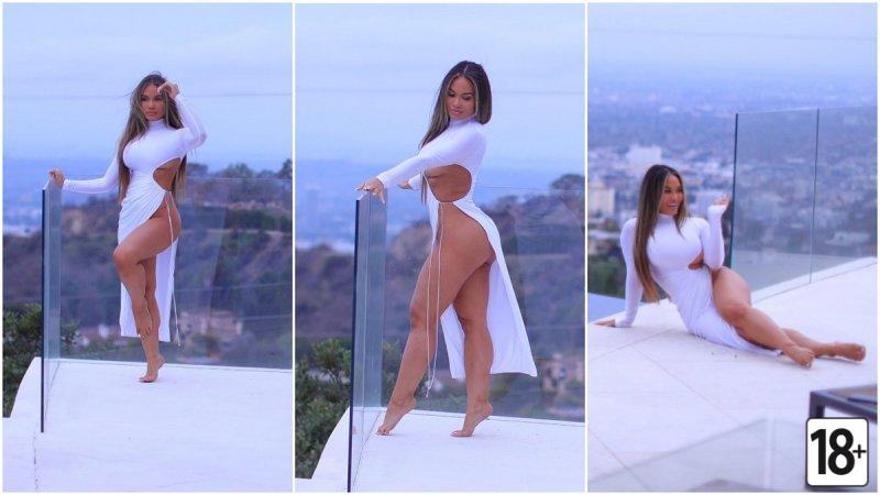 Сексуальная Дафни Джой позирует в платье на фотосессии в Лос-Анджелесе