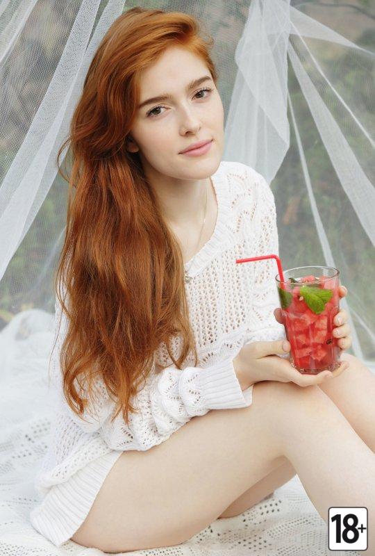 Рыжая красавица без трусиков: фотосессия на природе