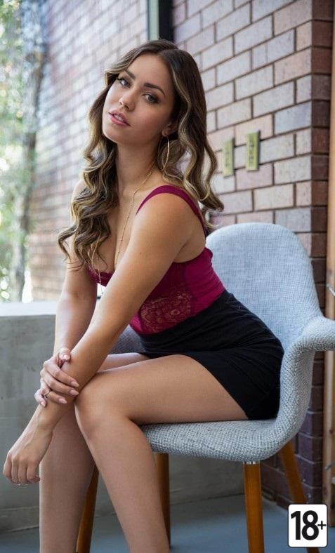 Обнаженная девушка в кружевном боди: эротичные позы и упругая попа