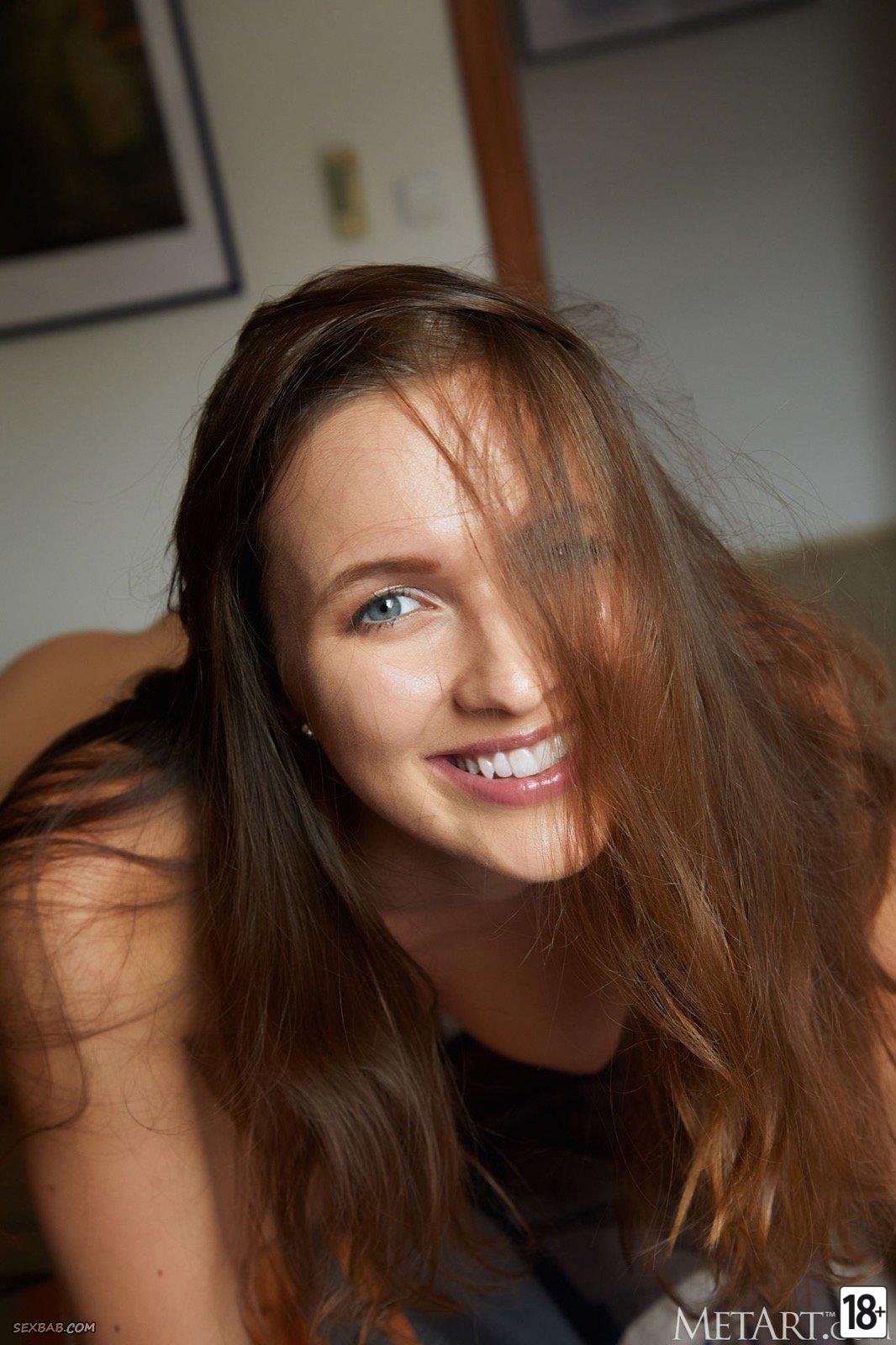 Эротическая фотосессия с улыбчивой голой красоткой на кровати