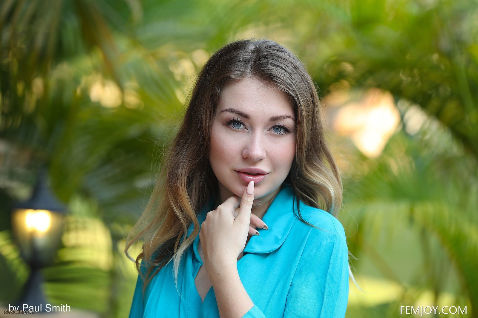 Обнаженная красавица с шикарной задницей и упругой грудью: эротическая фото сессия