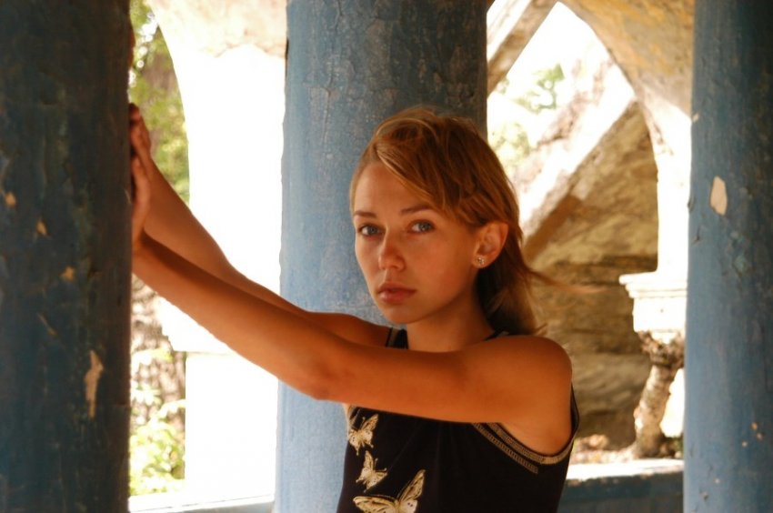 Рыжая стройная кудрявая ню