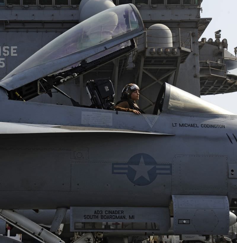 Хрупкие девушки на службе в армии