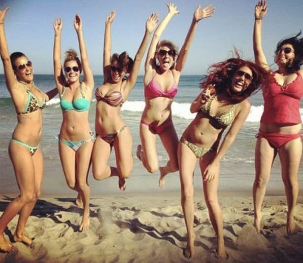 Девушки в купальниках (33 фото)