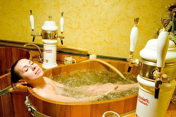 Девушки купающиеся в пиве (35 фото)