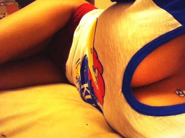 Девушки с глубоким вырезом (30 фото)