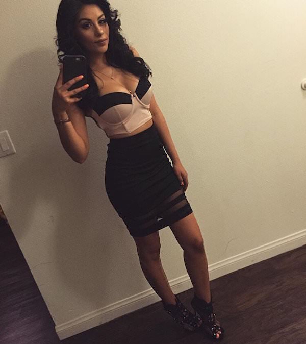 Красивые дамочки в обтягивающих платьях (52 фото)