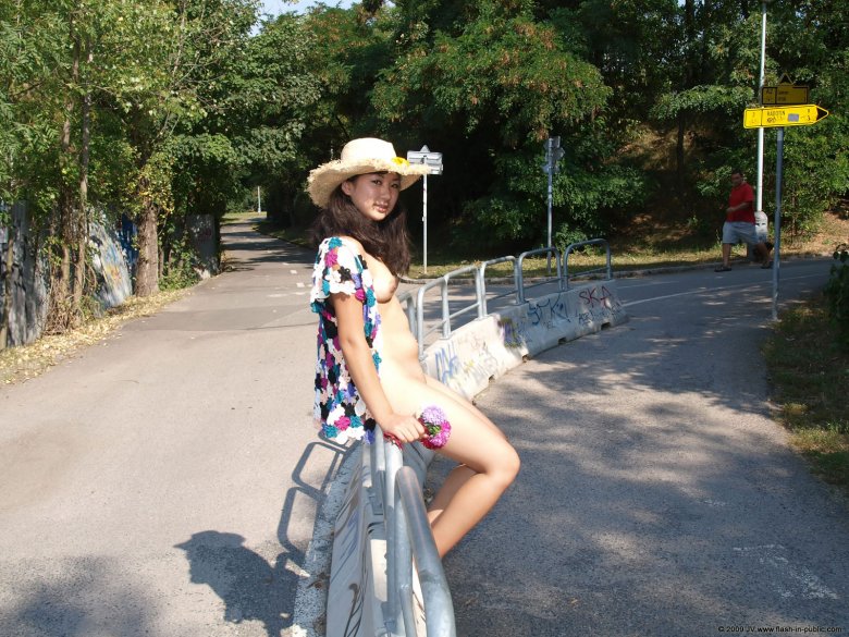 Голая азиатка на улице