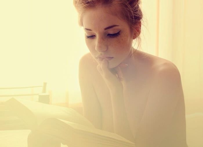 Читающие девушки (21 фото ню)