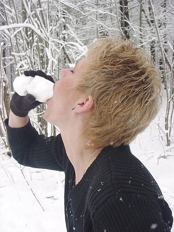 Зрелая мамочка сосет снежный член