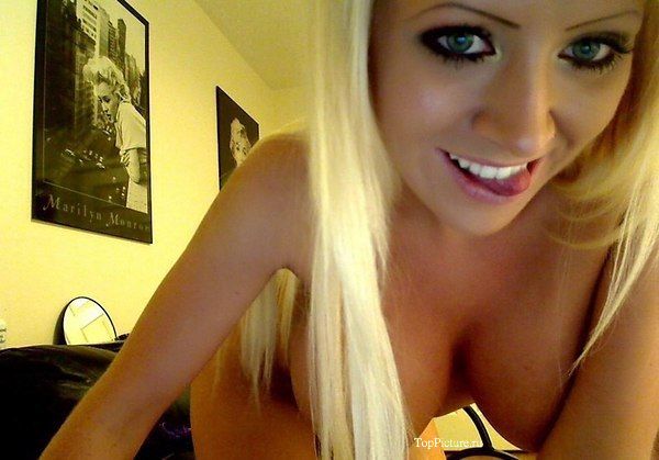 Блонда с силиконовыми сиськами