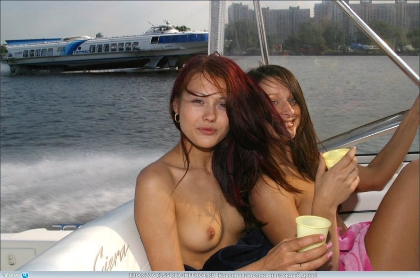 Дикие проказницы задирают юбки без трусов на Красной площади