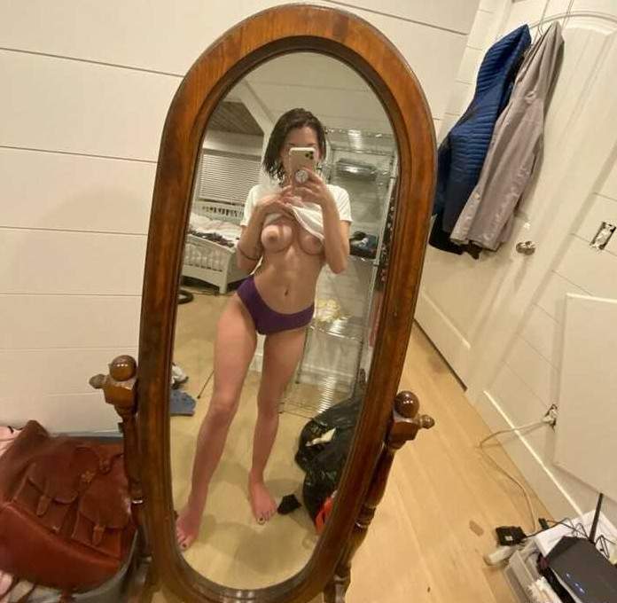 Эрофото: Пошлые селфи либо самострелы из социальных сетей