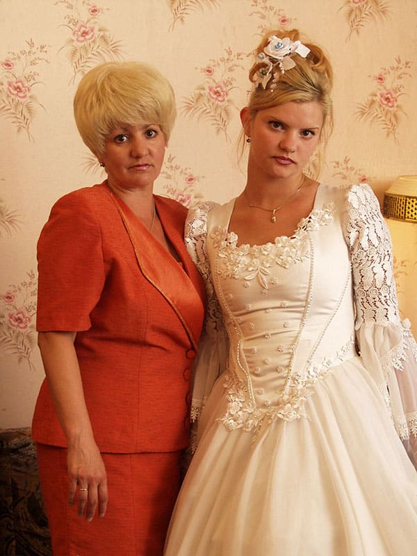 Невеста и тёща без стыда позируют жениху (56 фото)