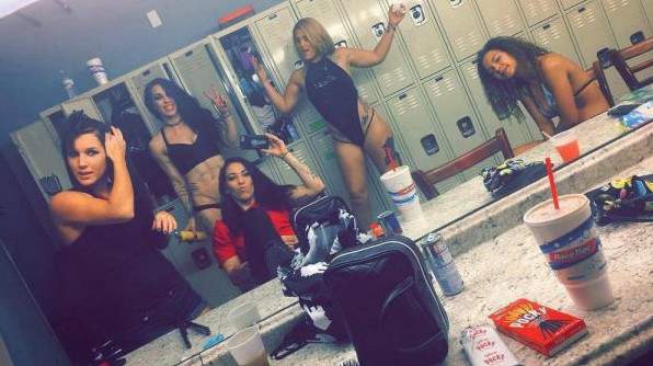 Селфи из гримерок стриптизерш (34 фото)