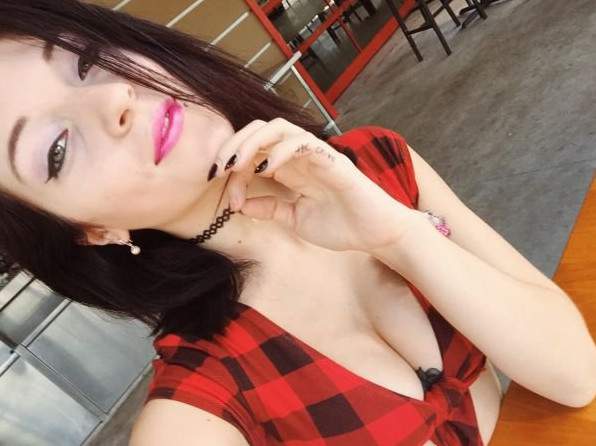 Селфи попки на работе в туалете и просто красивые глаза (33 фото)