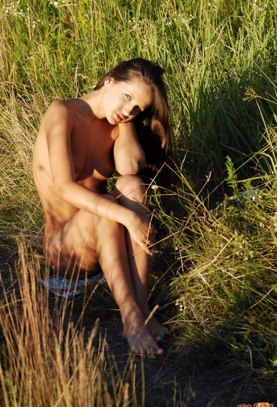 Фото: Обнаженная девушка на проселочной дороге в лесу