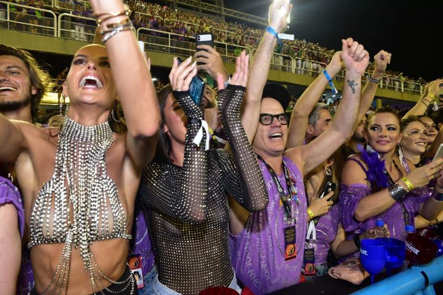 Браун Маркесин актриса театра и кино, модель и телеведущая в очень сексуальном бюстгальтере