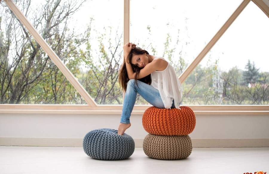 Фото: девушка снимает джинсы без трусов