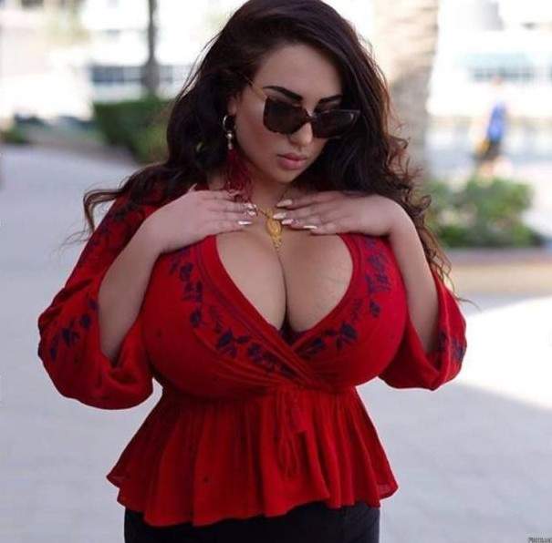 Модель с большой грудью на фото