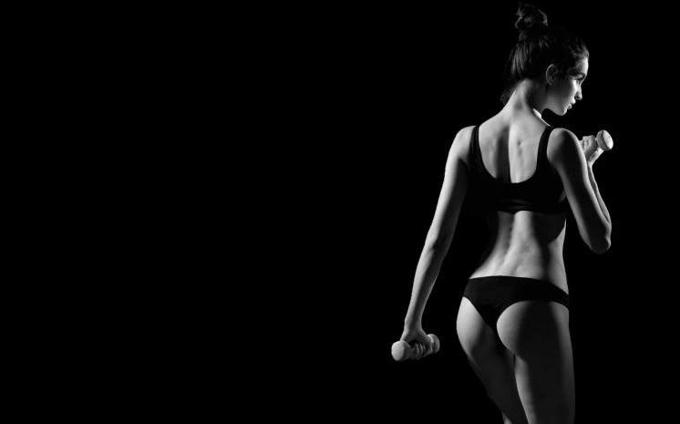 Элегантный силуэт спортивной женщины, которая обладает особой привлекательностью.