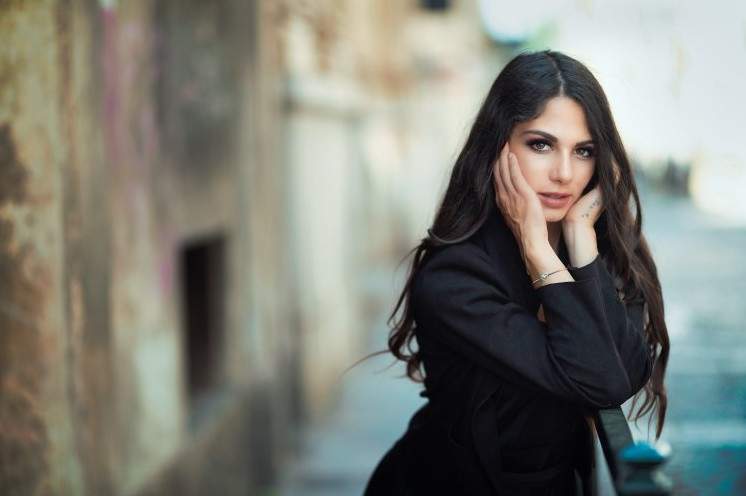 Девушка с Кавказа на фотографии — настоящая красавица.