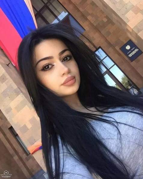 Девушка с Кавказа на фотографии — настоящая красавица.