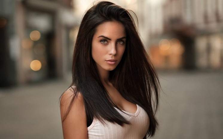 На фотографиях — красивые женщины.