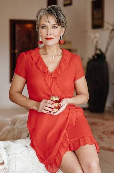 На снимке — прекрасная женщина в расцвете лет.