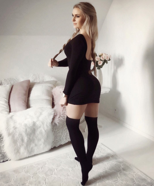 Прекрасные милые девушки в модных платьях и колготках