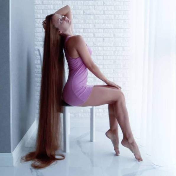 Женщины с роскошными локонами.