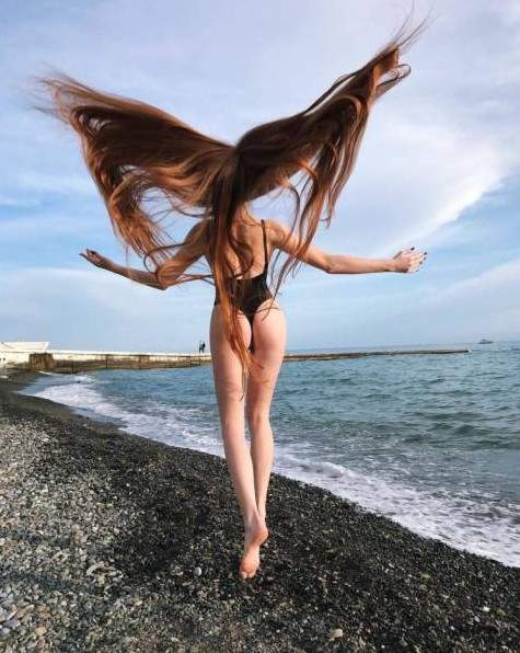 Женщины с роскошными локонами.