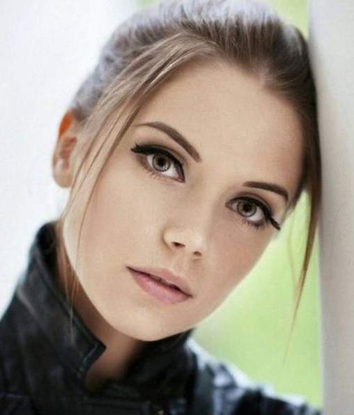 Красивые черты лица у этой женщины.