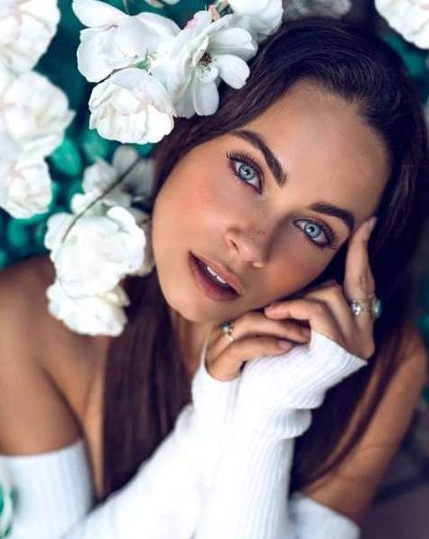 Красивые черты лица у этой женщины.