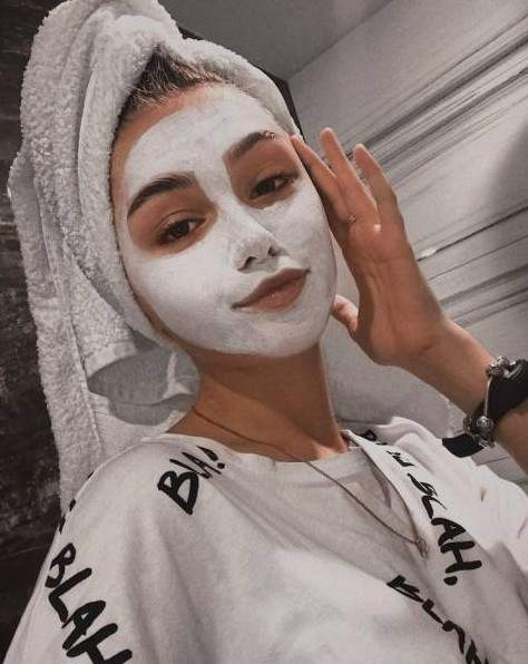 Красивое лицо девушки