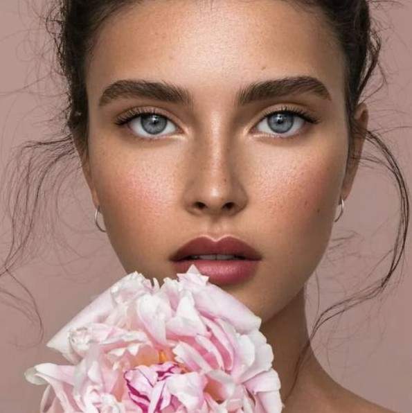 Красивое лицо девушки