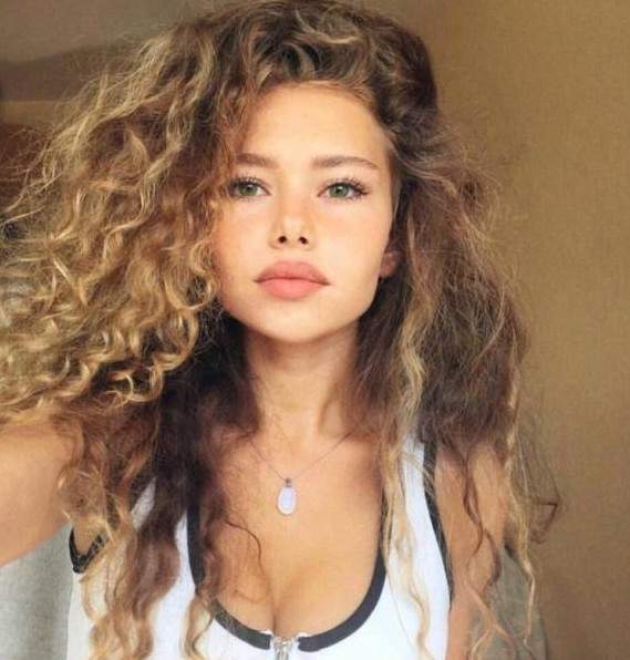 Девушка с кучерявыми волосами ( 29 фото )