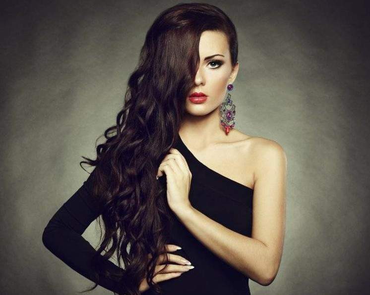 Девушка с длинными темными волосами