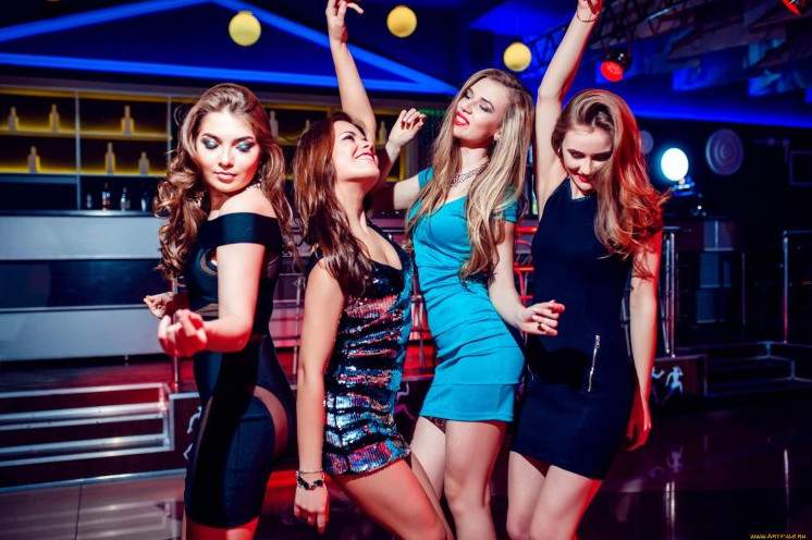 Девушка в ночном клубе ( 27 фото )