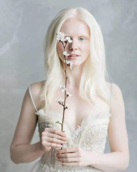 Великолепные, очаровательные женщины с белоснежной кожей.