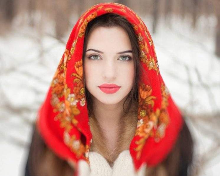 Русские девушки в платке в зимой