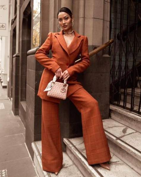 Монохромный образ девушки