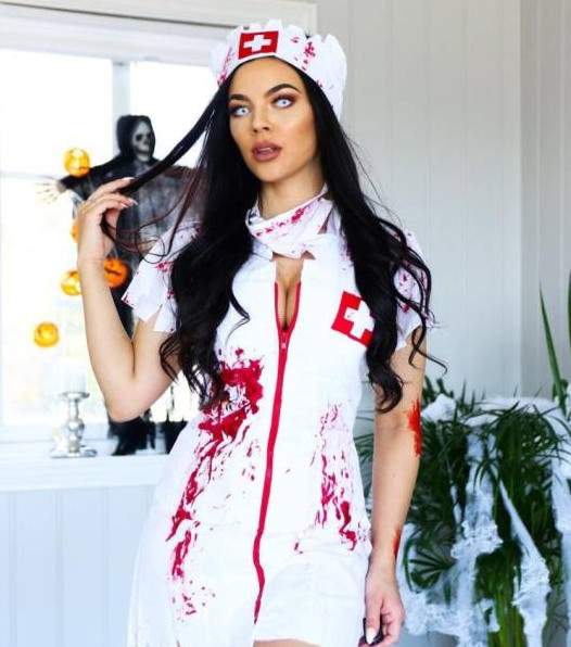 Девушки в костюме медсестры