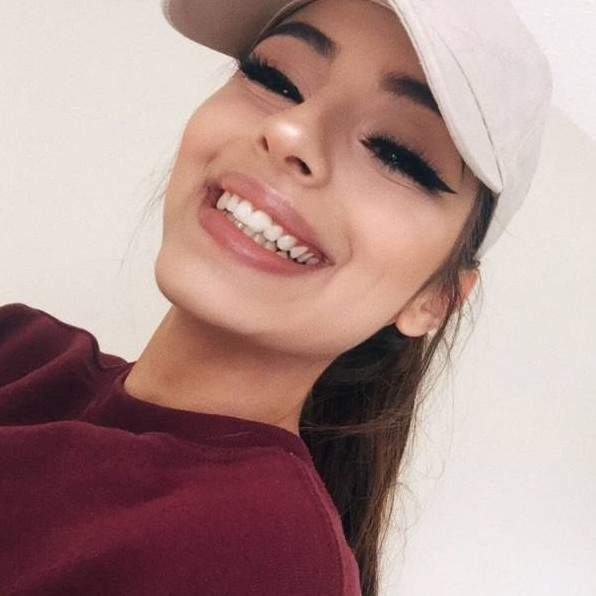 Раскосая ухмылка девушки