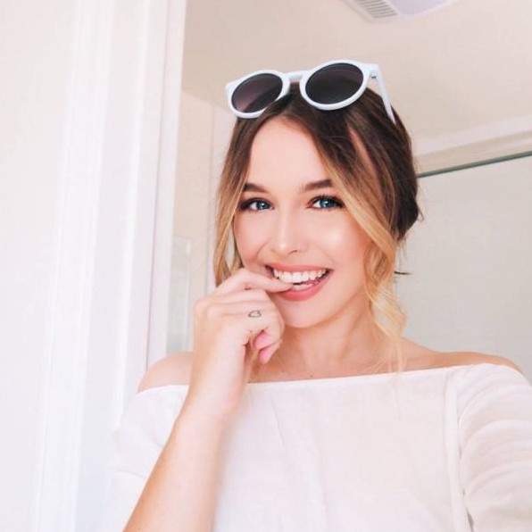 Раскосая ухмылка девушки