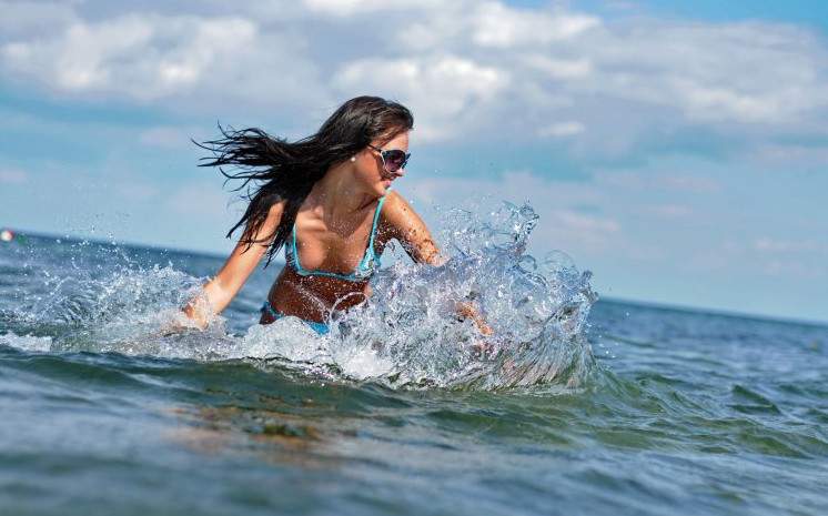 Брюнетка на фотосессии у моря