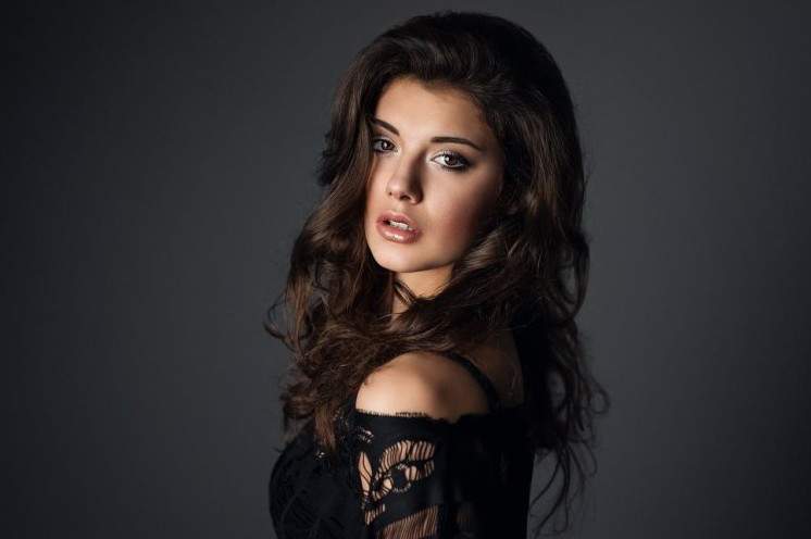 Как подчеркнуть красоту брюнеток с карими глазами