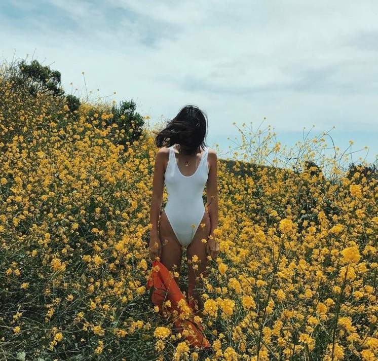 Красивая брюнетка на природе летом