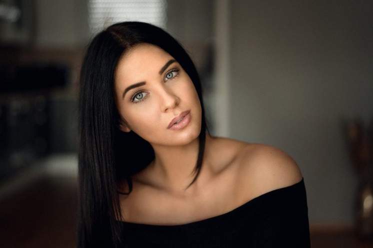 Красивая брюнетка с смуглой кожей и зелеными глазами