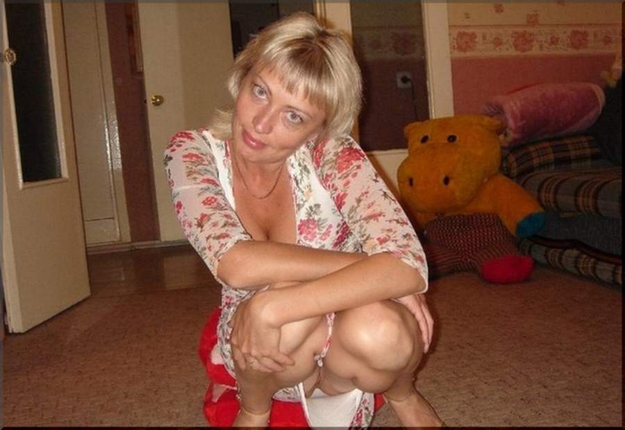 Взрослые тётки в юбках, но без трусов ( 30 фото )